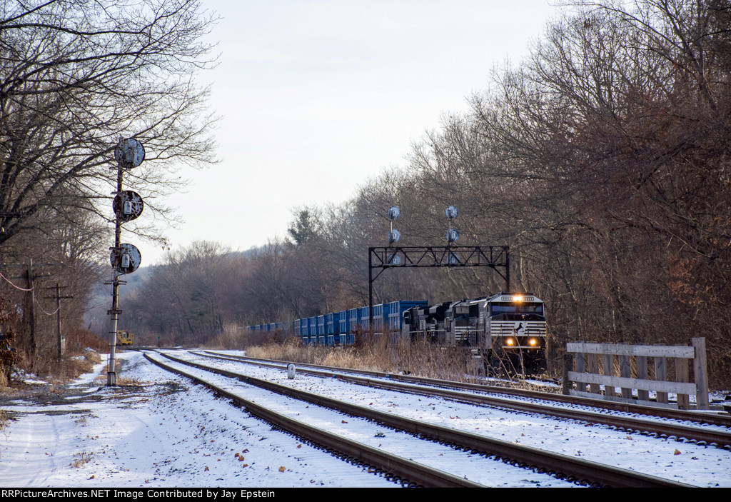 B101 crawls under the Signal Bridge at CPF-385